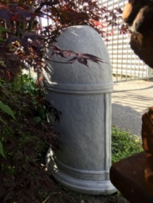 Schöne stehende Engelsstatue aus Stein im Oratorium